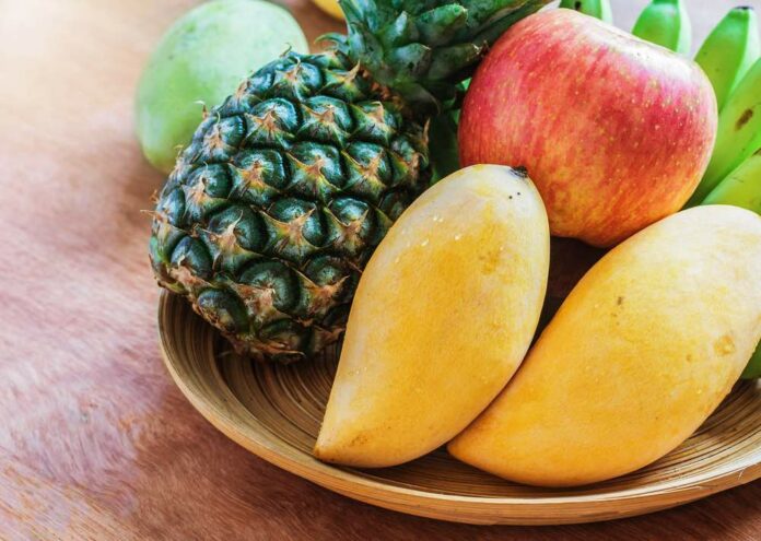 Enthalten vergleichsweise wenig Fructose: Mangos, Äpfel und Ananas.